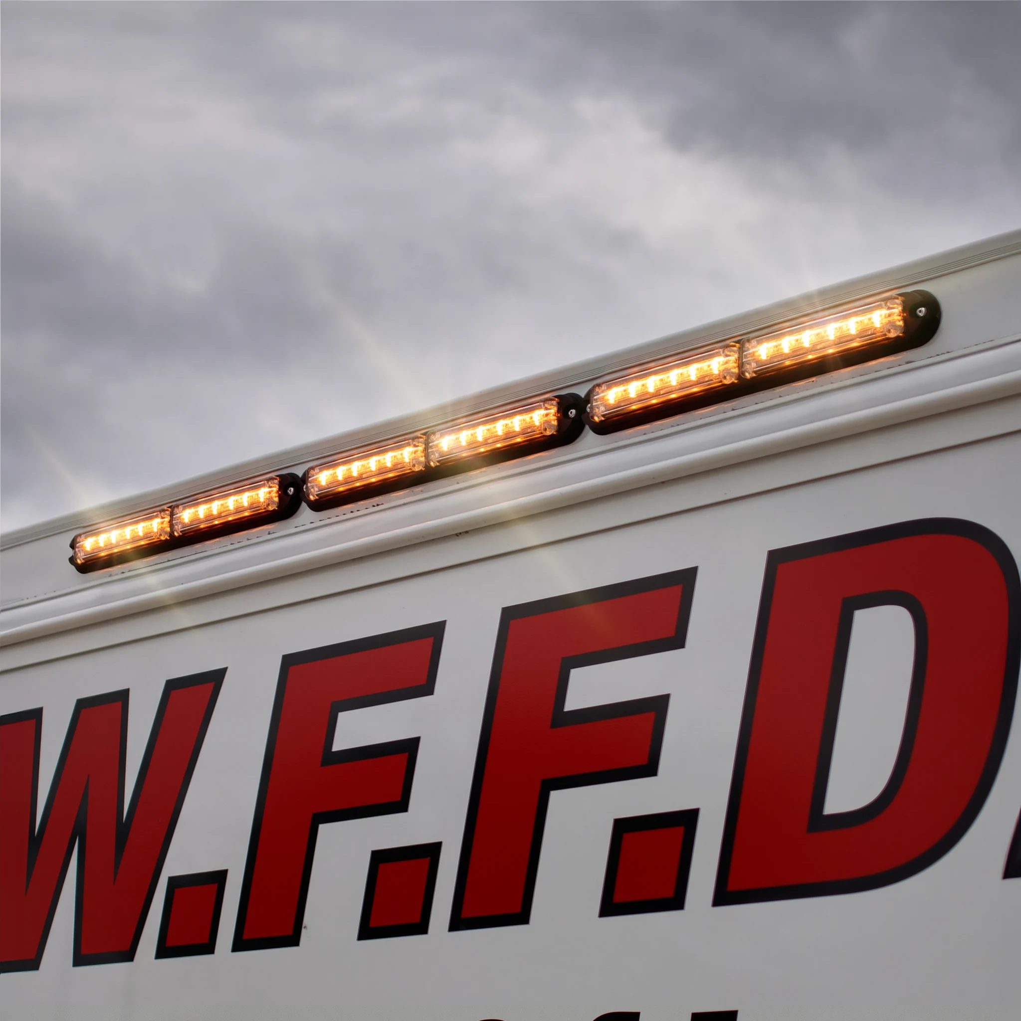 Q Flat-Wide Surface Mount — installed on the vehicle